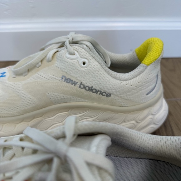 New Balance Fresh Foam X More v4 B-WHITE Running Athletic Shoe Size 9.5 - Picture 10 of 17
